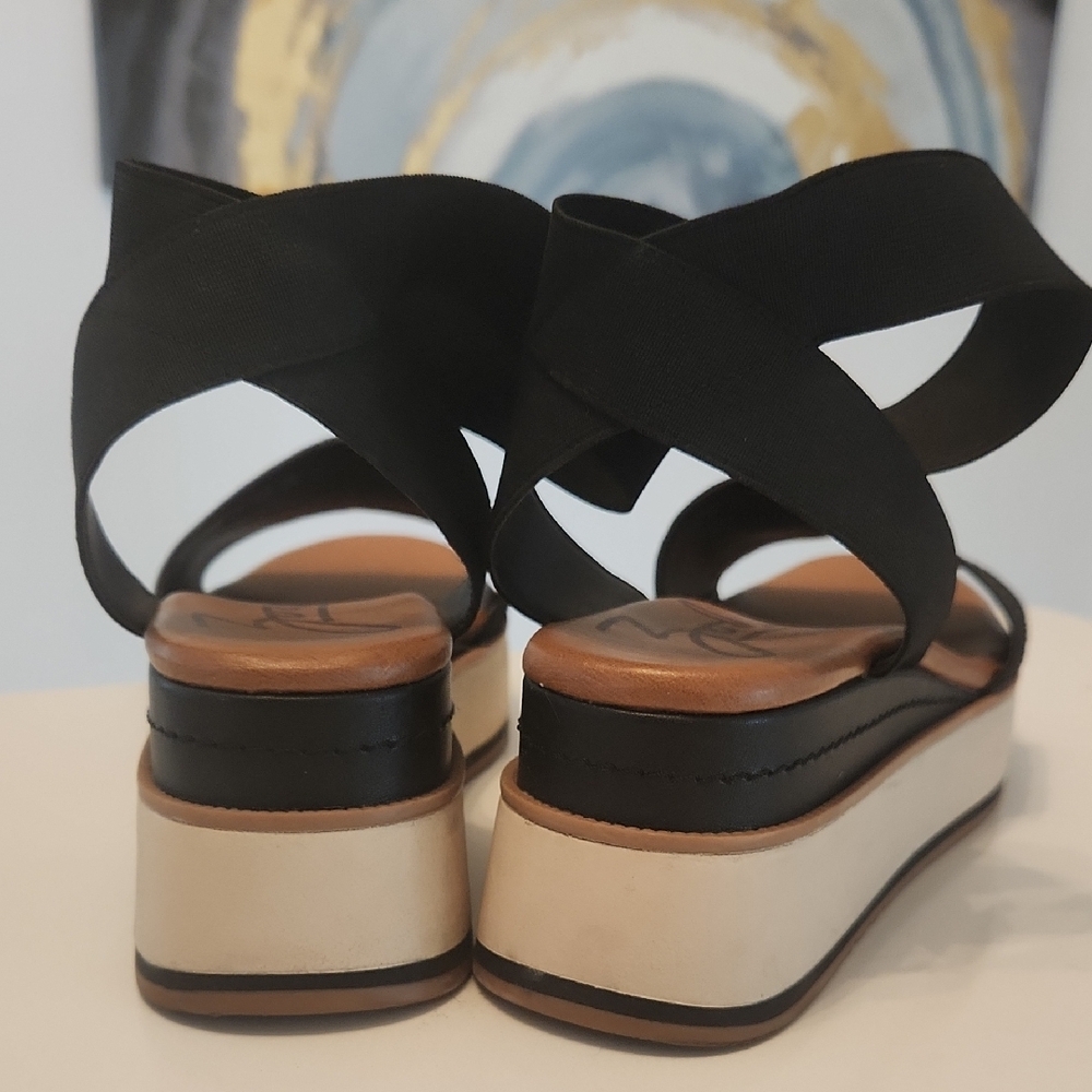 Zodiac Black and White Platform Sandals - Picture 5 of 6